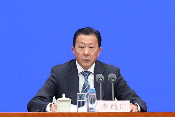 国米副队长巴雷拉正在和俱乐部进行续约谈判，国米新闻网认为，球员会和国米续约，国米已经明确表示想要把目前2026年到期的合同延长至2028年，并把年薪提高到650万欧元，这个薪水符合巴雷拉的期望。